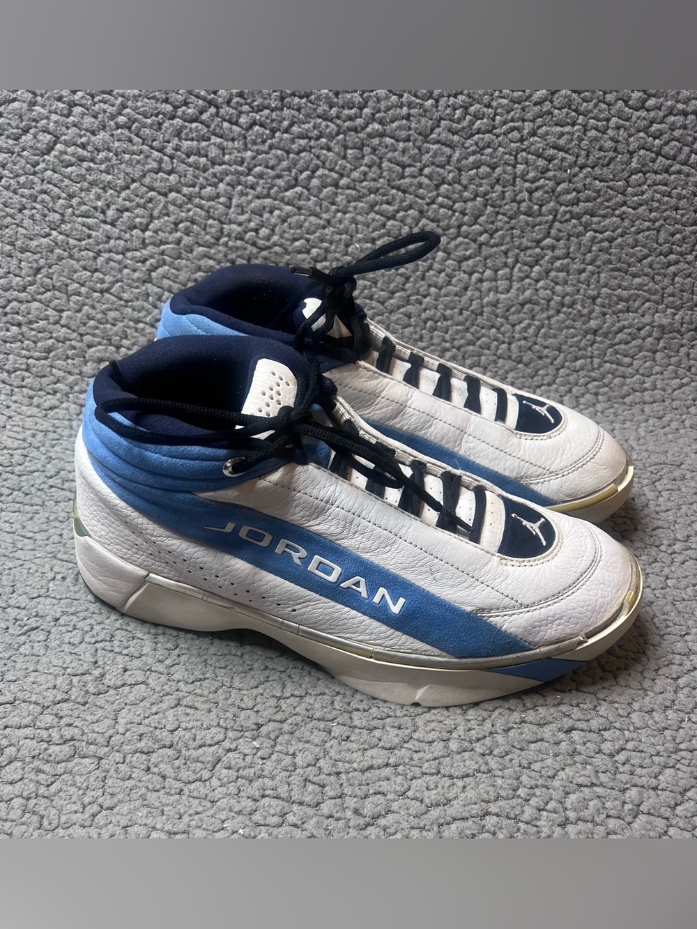 Vintage Jordan Team Showcase UNC Athletic Shoes Men’s Size 10.5 White & Blue